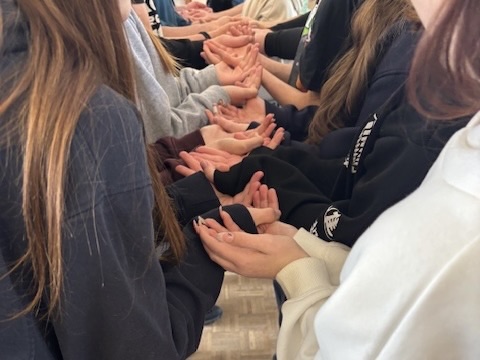 eine Reihe ineinander verschränkter Hände