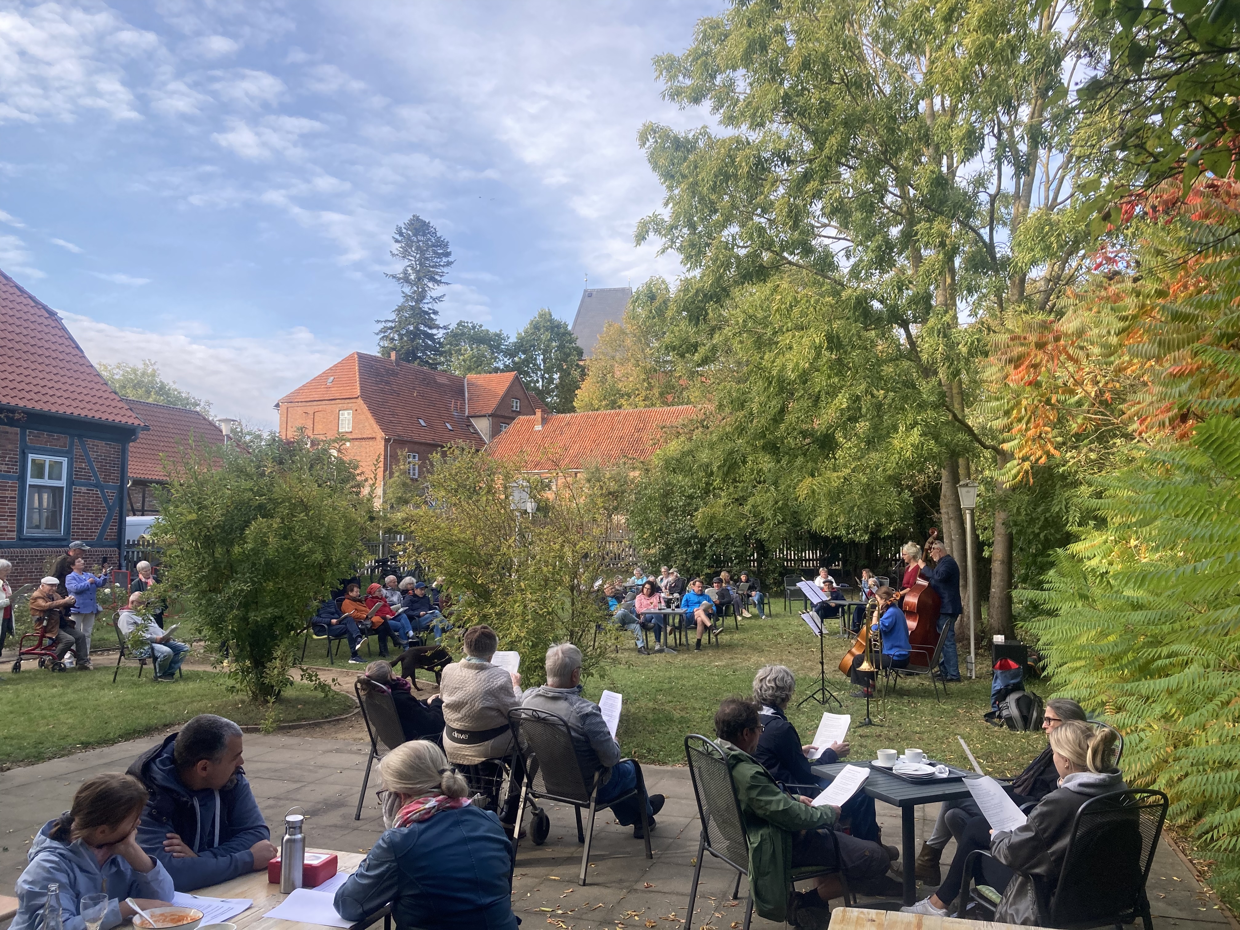 Gäste und Musiker singen gemeinsam im Grünen