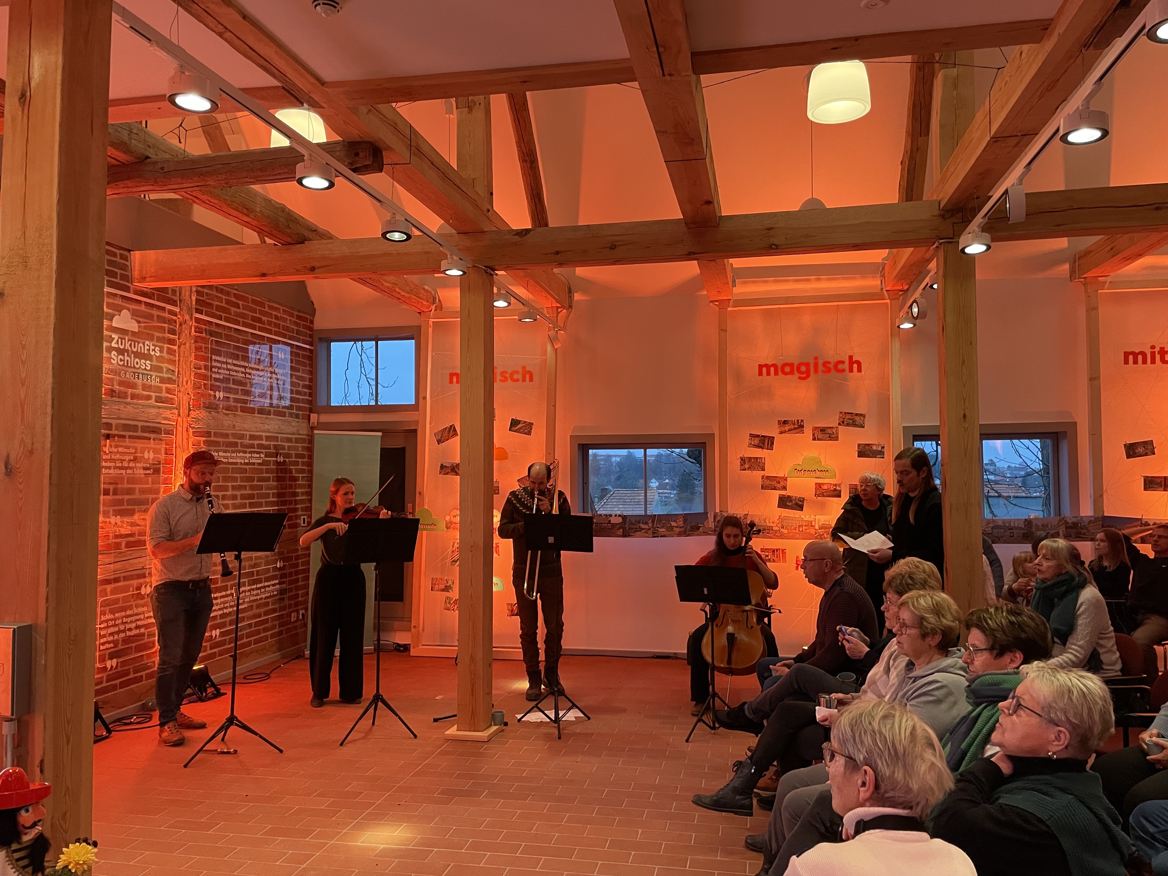 Vier Menschen musizieren in der frisch renovierten Remise