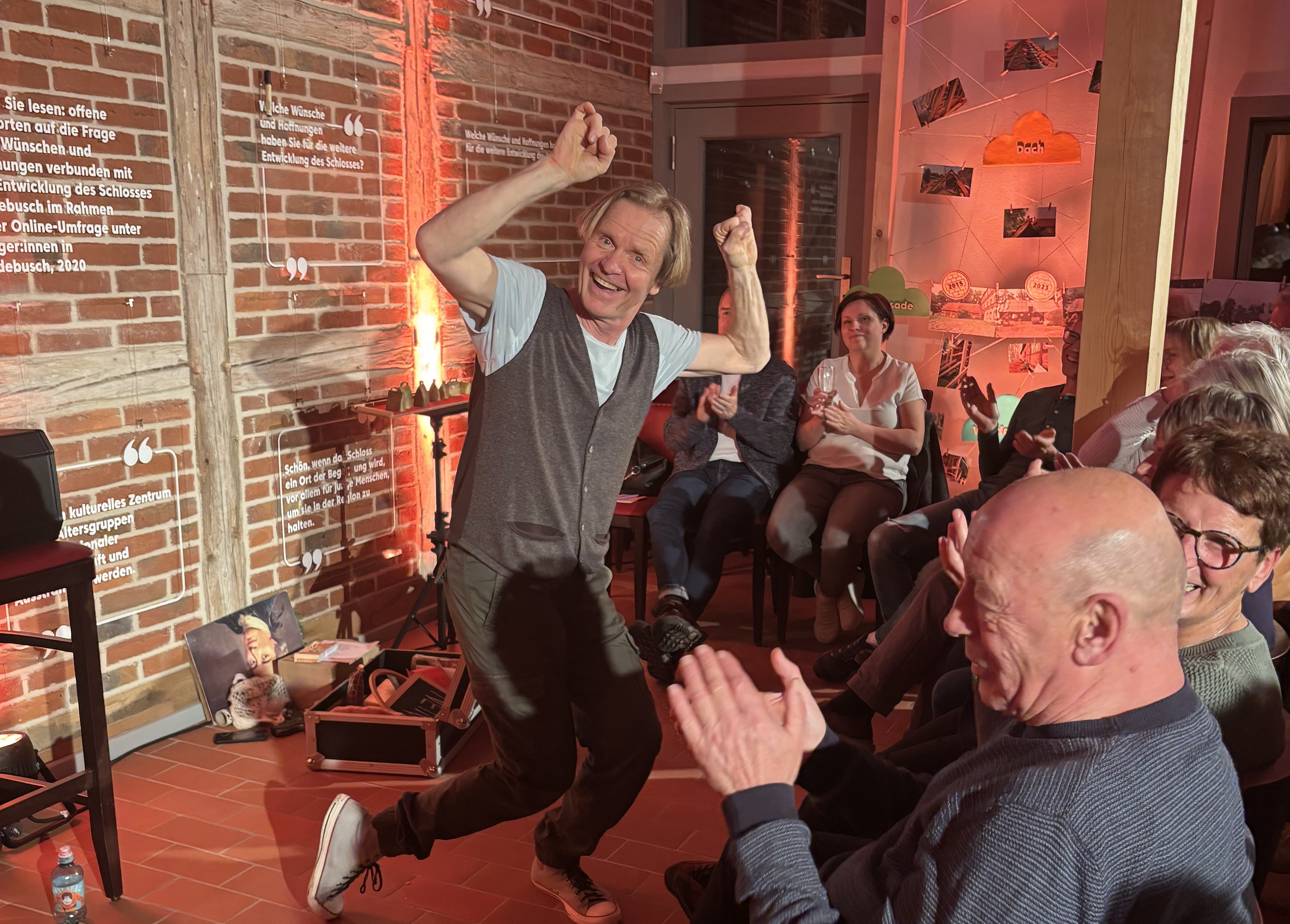 Ein Schauspieler macht eine Fotopose. 