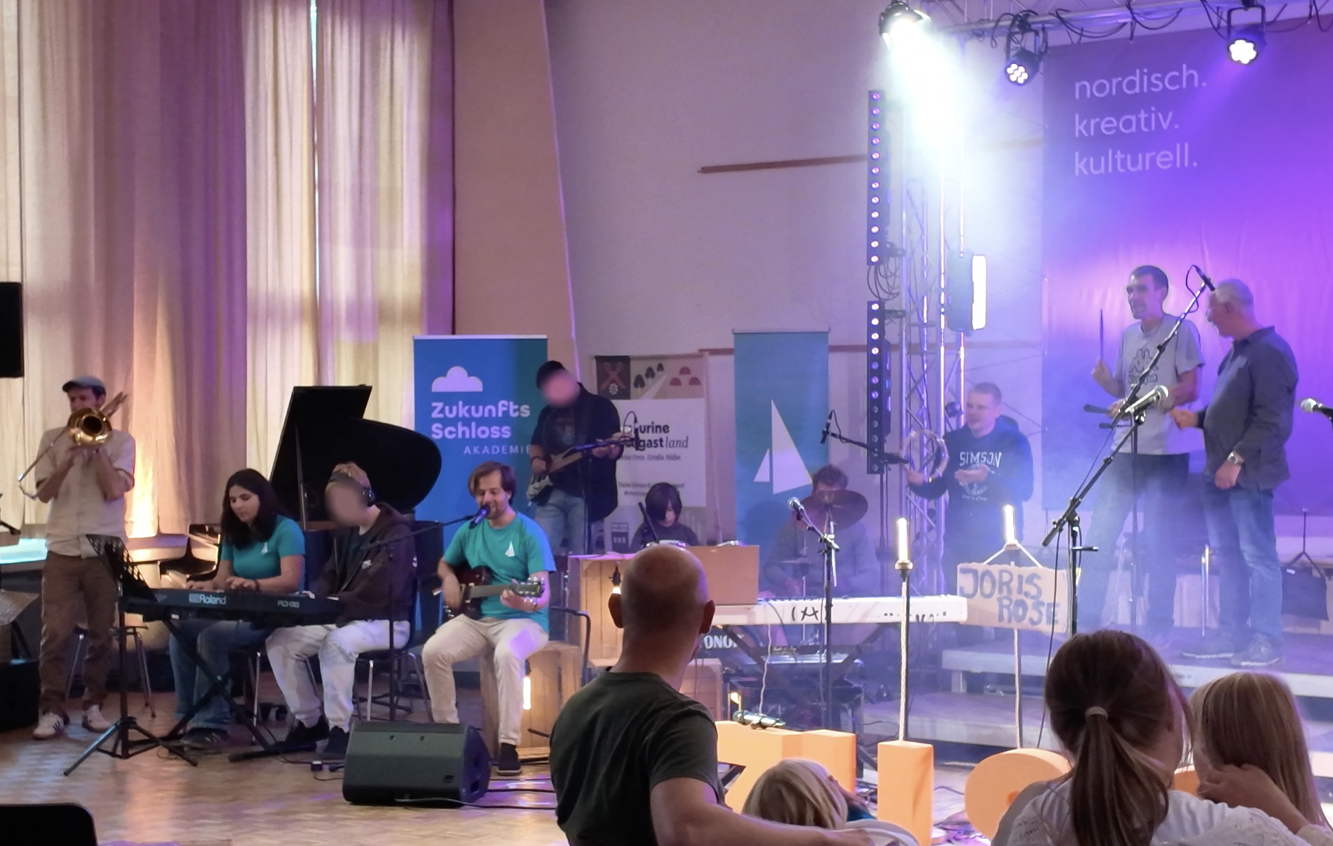 Jugendliche spielen in einer Band