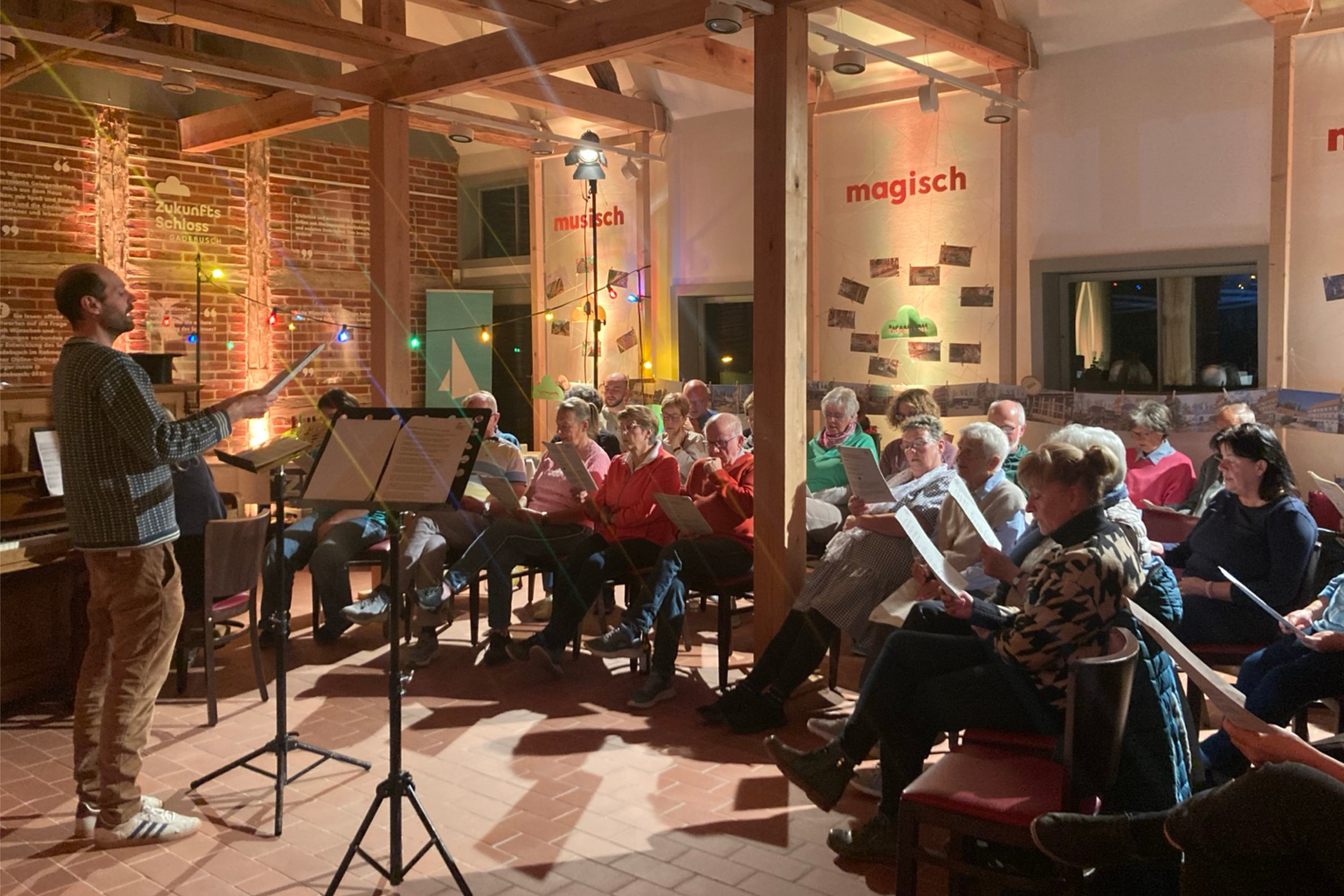 Menschen singen gemeinsam