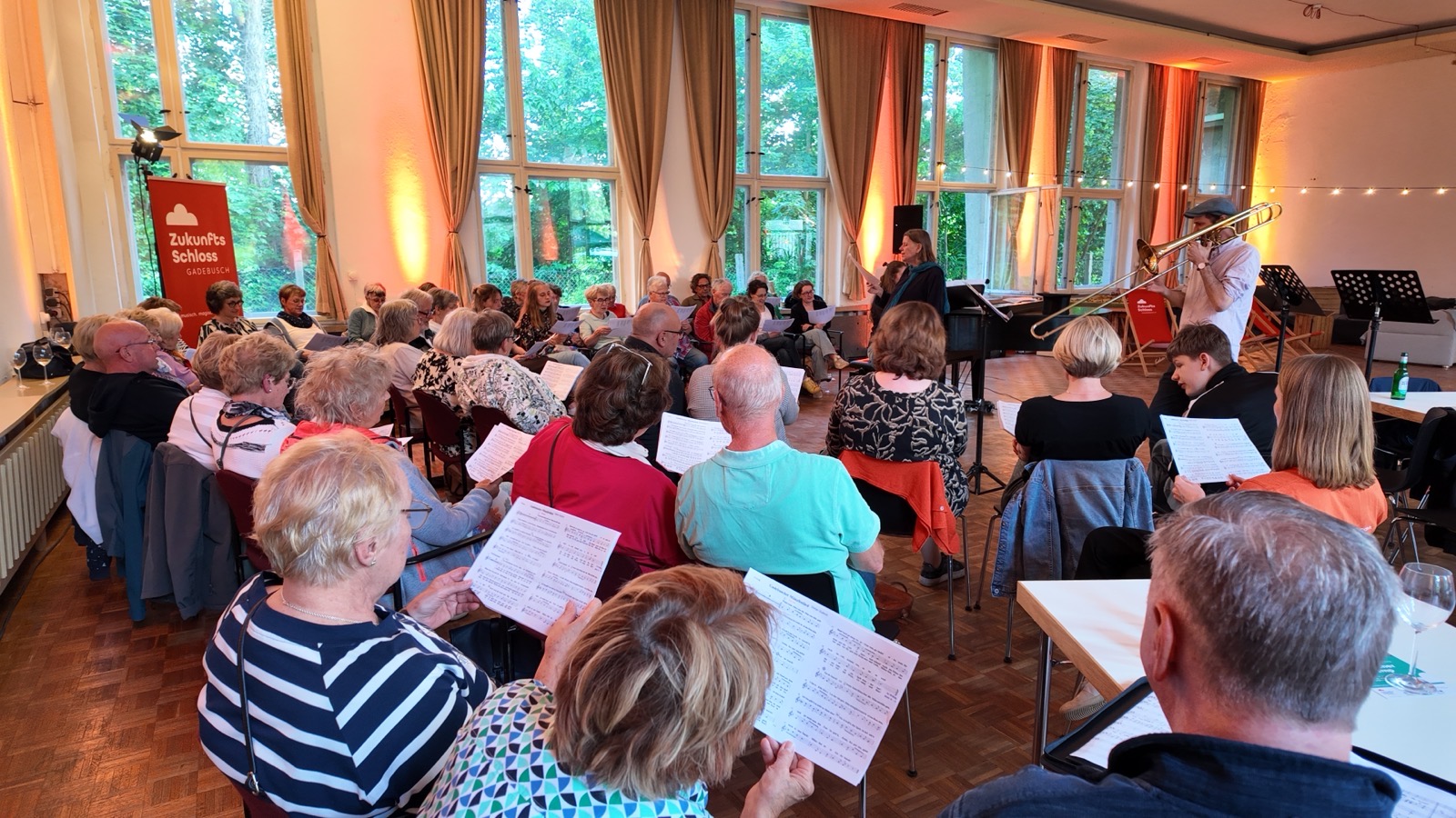 Menschen singen gemeinsam im Chor