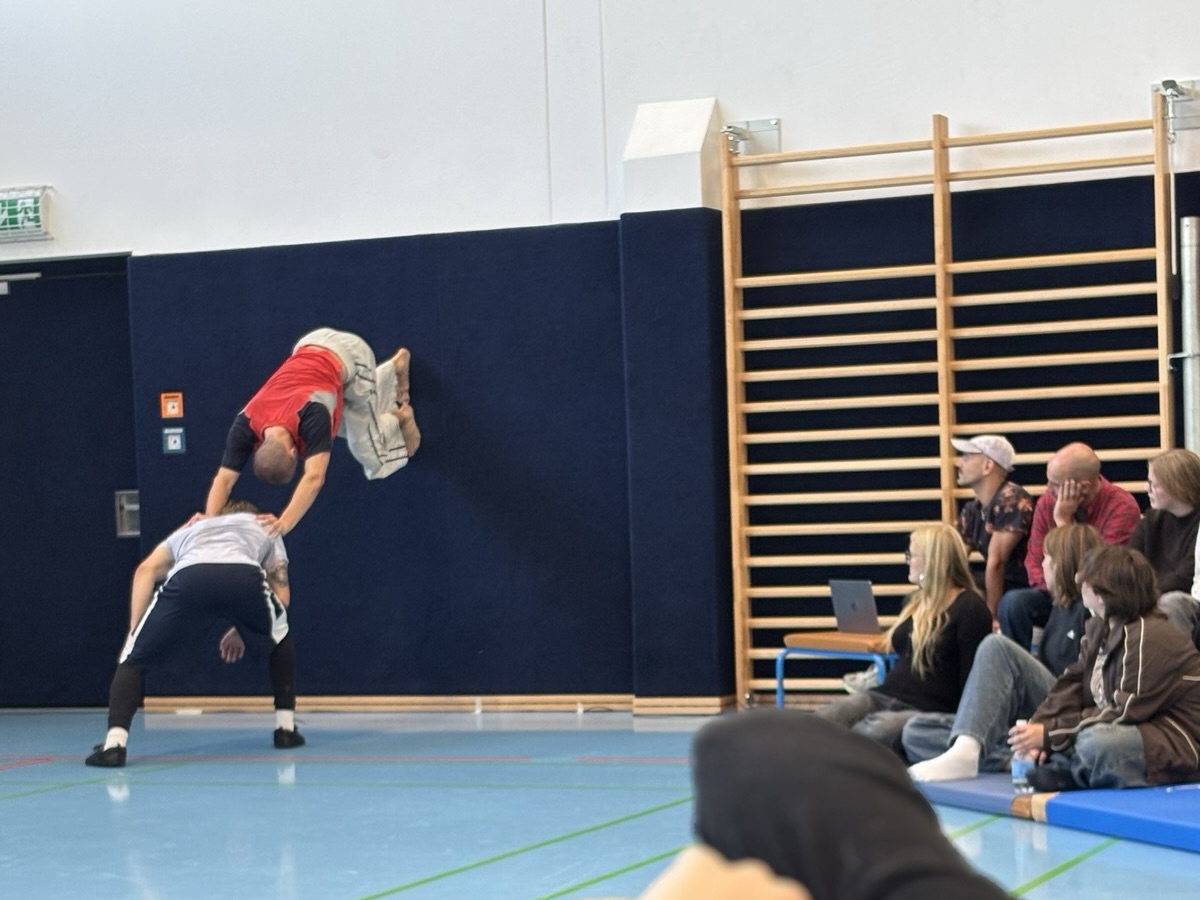 zwei Tänzer zeigen eine Performance in der Turnhalle
