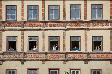 Musikanten schauen aus den Fenstern der ersten Etage des Gadebuscher Schlosses