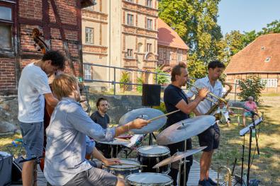 Band musiziert vor der Kulisse des Gadebuscher Schlosses