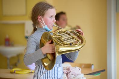 Kind spielt Horn