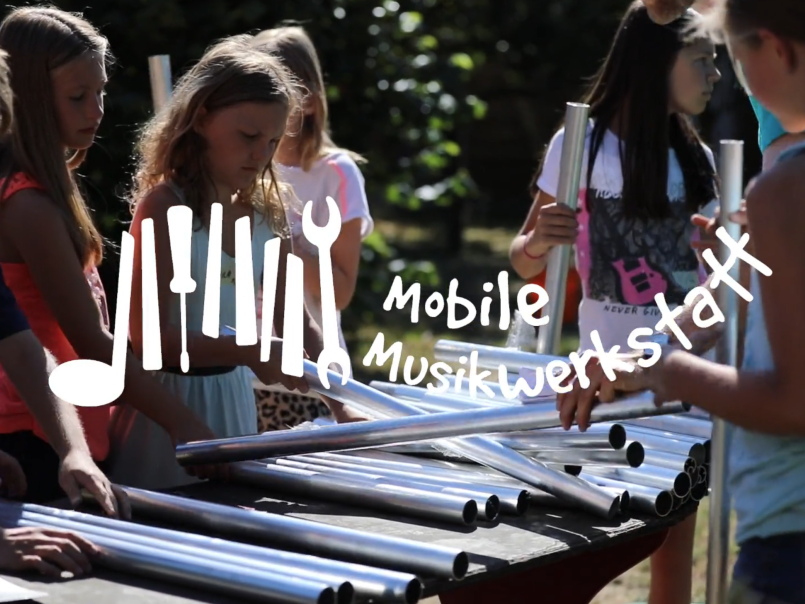 Kinder bauen Musikinstrumente aus Metallröhren