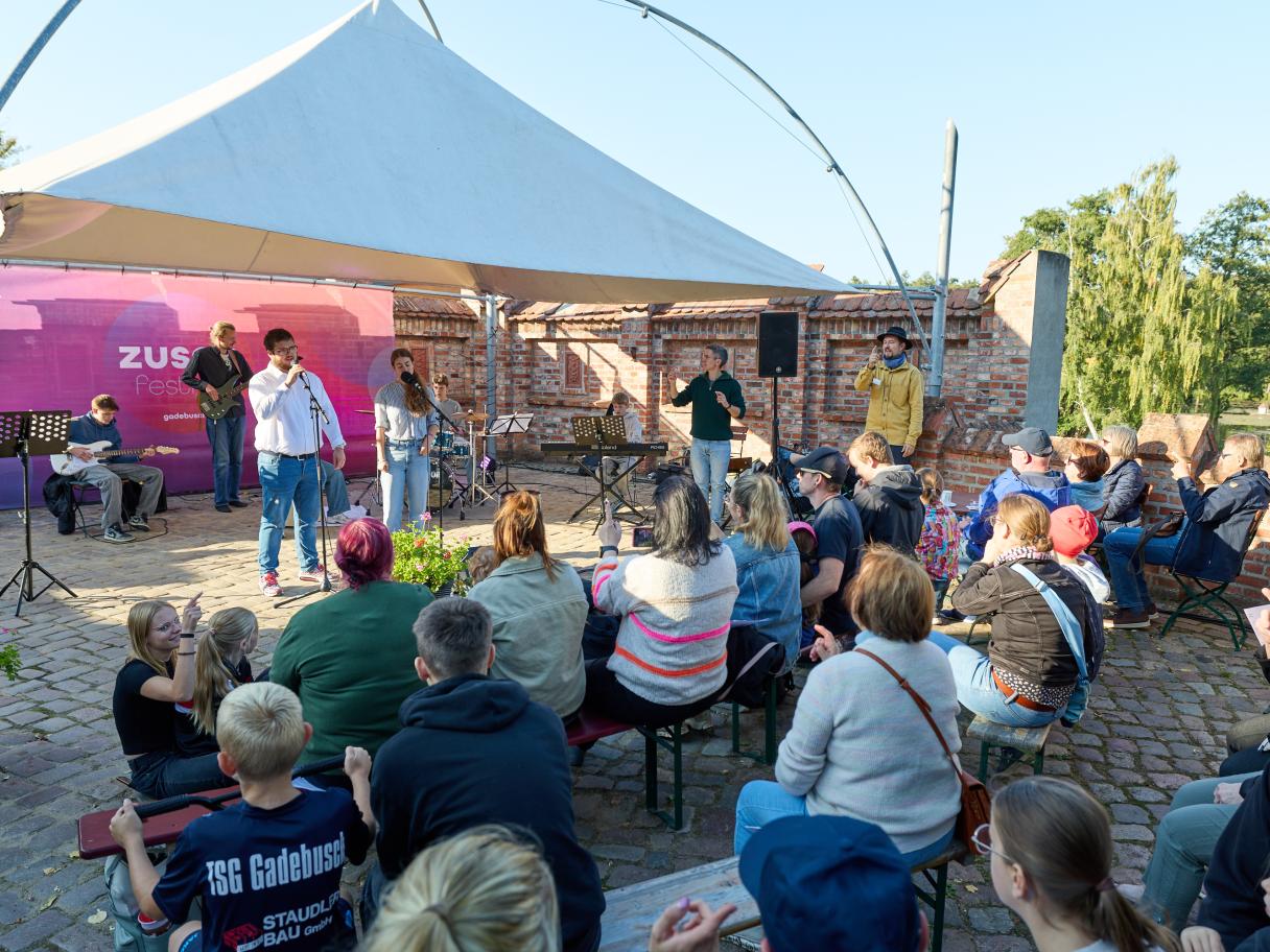 Jugendliche musizieren auf der Bühne vor Publikum